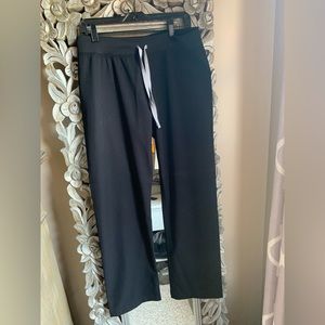 Figs. Livingston Basic. Black. Medium.